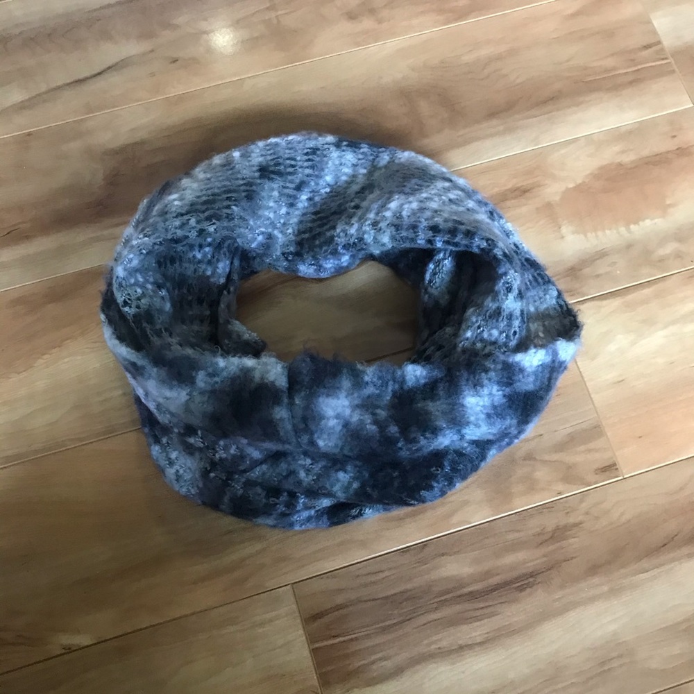 5/25$ Apt. 9 Infinity Scarf